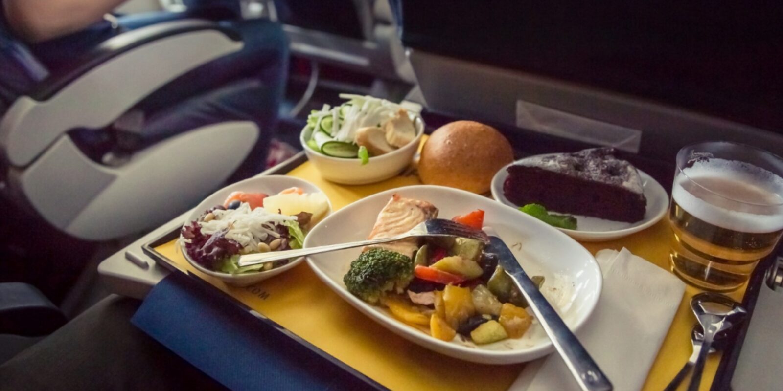 Darf man im Flugzeug Essen mitnehmen Diese Lebensmittel im Handgepäck mitnehmen