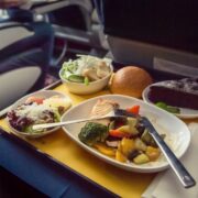 Darf man im Flugzeug Essen mitnehmen Diese Lebensmittel im Handgepäck mitnehmen