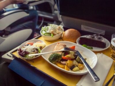 Darf man im Flugzeug Essen mitnehmen Diese Lebensmittel im Handgepäck mitnehmen